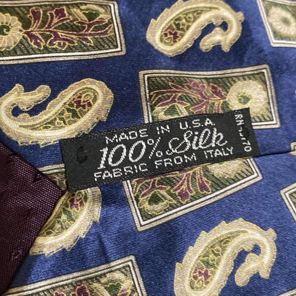 Silk Tie Classic Collection by Van Heusen - Picture 3 of 3